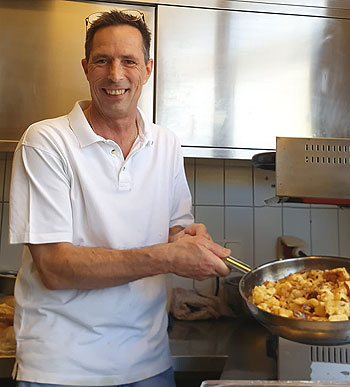 Koch-Künstler: Aschheims Golfpark-Wirt und Jubilar Heinz Wernitznig mit seinem schon legendären Kärntner Kaiserschmarrn